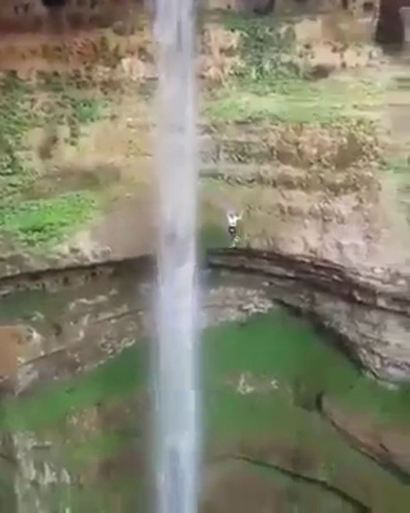 Il fait un saut incroyable dans une chute d'eau magnifique!