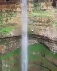 Il fait un saut incroyable dans une chute d'eau magnifique!