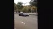 Il jette des cailloux sur une Lamborghini qui fait des accélérations dans sa rue