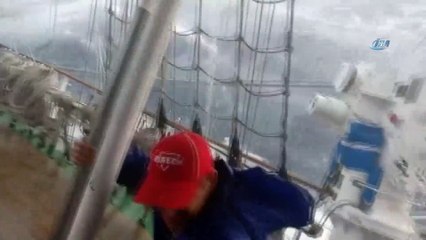 Rus yolcu gemisi fırtınanın ortasında yan yattı