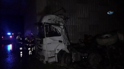 Üst geçit ayağına çarpan tır hurdaya döndü: 1 yaralı