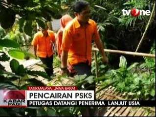 Bagikan PSKS, Petugas di Tasik Datangi Rumah Lansia