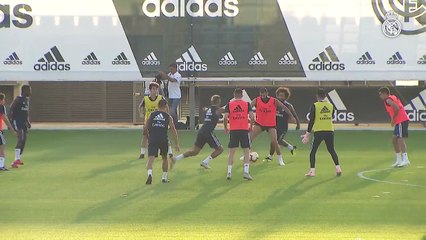Benzema marcando un gol durante el entrenamiento