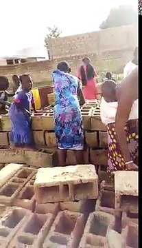 Incroyable: Ils prennent l'eau des briques pour se laver...