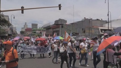 Miles de trabajadores inician huelga para exigir retiro de reforma fiscal en Costa Rica