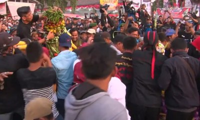 Télécharger la video: Purak Tumpeng, Tradisi Sambut Tahun Baru Hijriah di Ponorogo