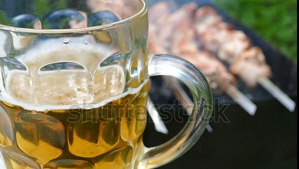 ＠　臼井弘文　stock-footage-a-mug-of-beer-on-the-background-of-the-setting-on-charcoal-barbecue-fingers