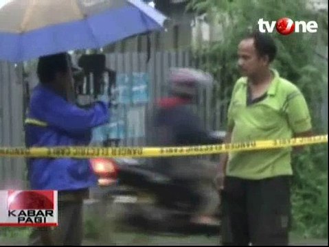 Sebuah Bangunan Longsor Terbawa Arus Sungai di Cinere Depok
