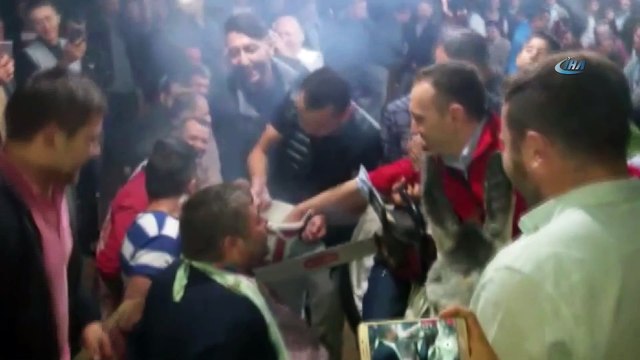 Motorlu testereyle onlarca kişiyi tıraş etti