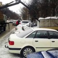 Seriously! What is with this menacing giant claw-thing masquerading as a tow truck?! It is simply the most brutal car tow ever! Credit: ViralHog