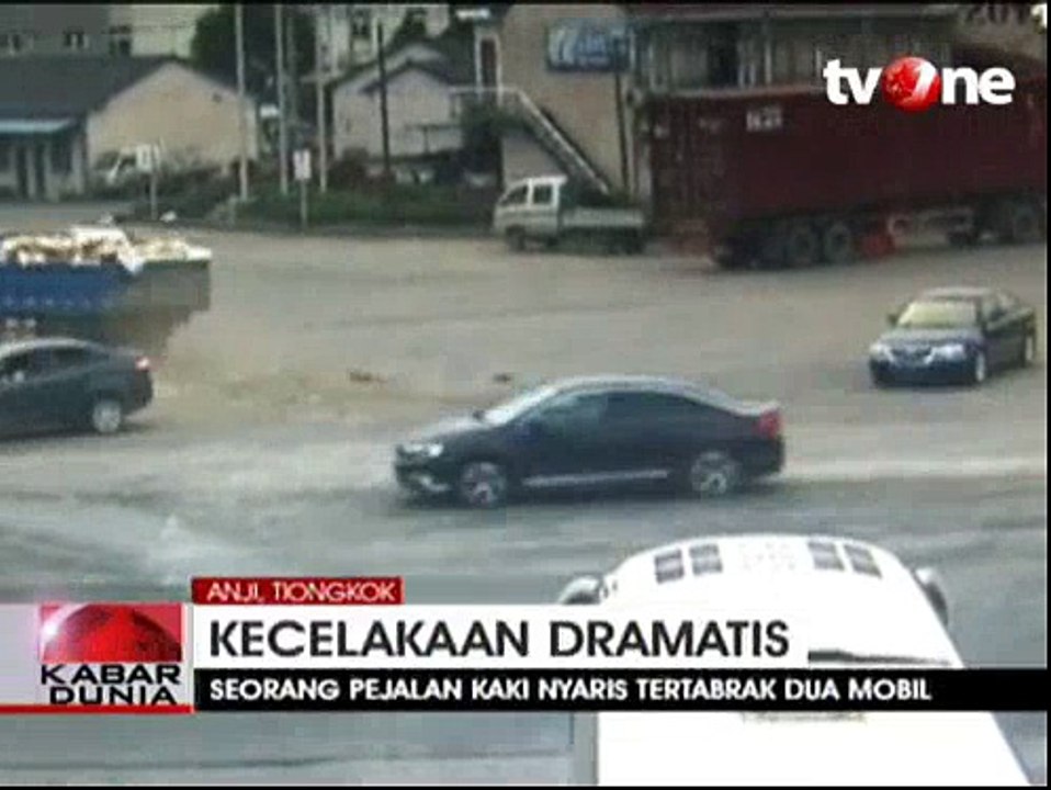 Seorang Pejalan Kaki Nyaris Tertabrak Dua Mobil