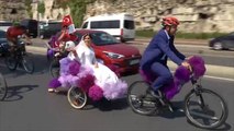 هذا الصباح- عروسان يزفان في دراجة هوائية بإسطنبول