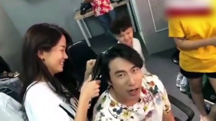 An Nguy tận tình làm tóc cho Kiều Minh Tuấn