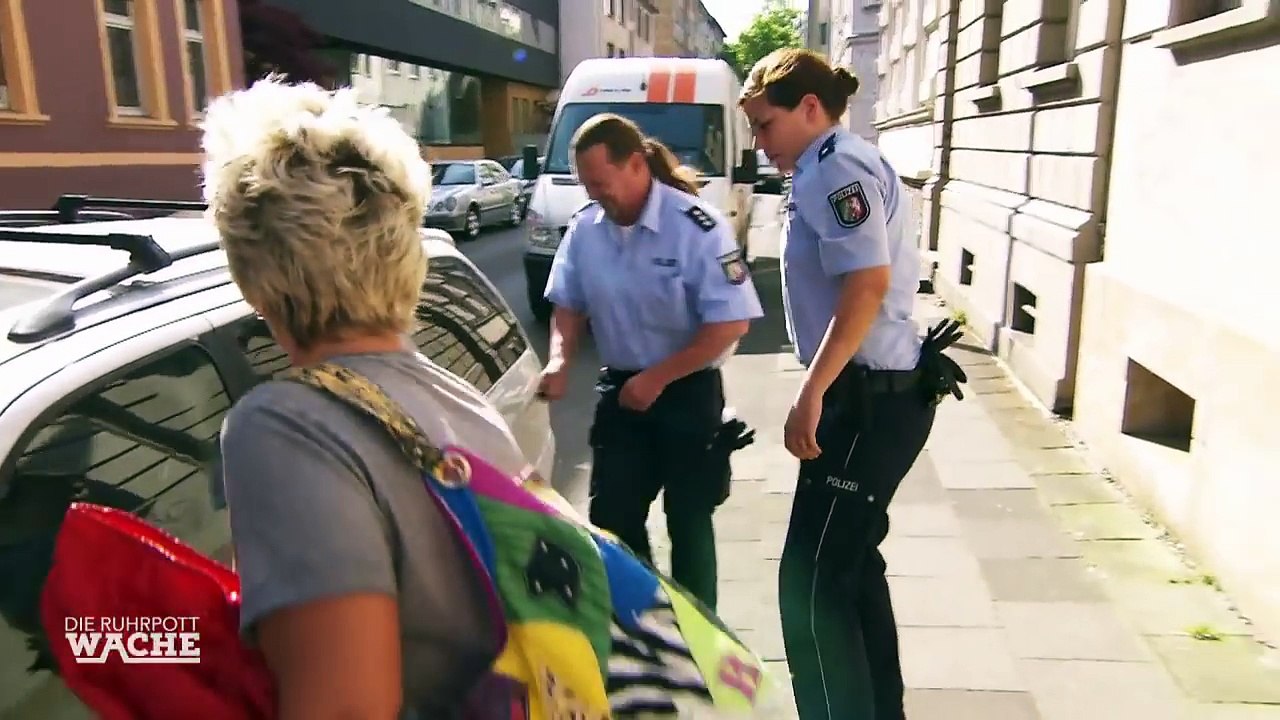 Kind bei Hitze im Auto vergessen: Mama geht lieber strippen? | Die Ruhrpottwache | SAT.1 TV