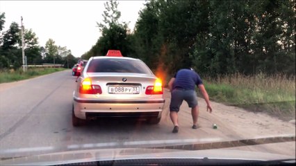 Il va immédiatement regretté avoir jeté sa bière par la fenêtre du taxi