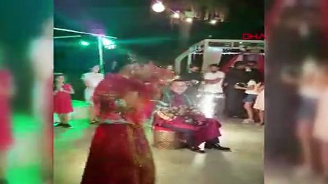 Çinli gelin davul çalıp harmandalı oynadı