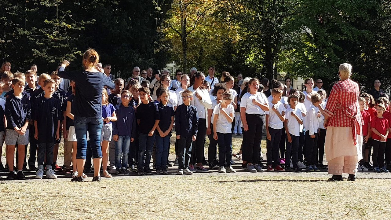 Marseillaise chantée et signée