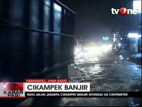 Hujan Deras Akibatkan Ruas Jalur Utama di Karawang Tergenang