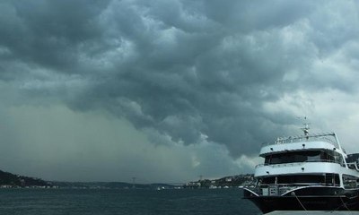 İstanbul'da kara bulutlar ve yağmur