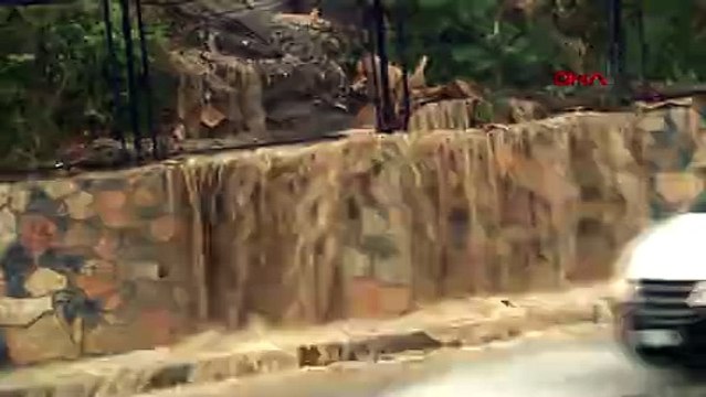 Üsküdar'da sağanak yağmur sonucu yollar göle döndü