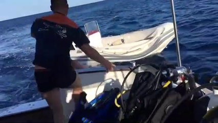 2 hommes en viennent aux mains en pleine mer