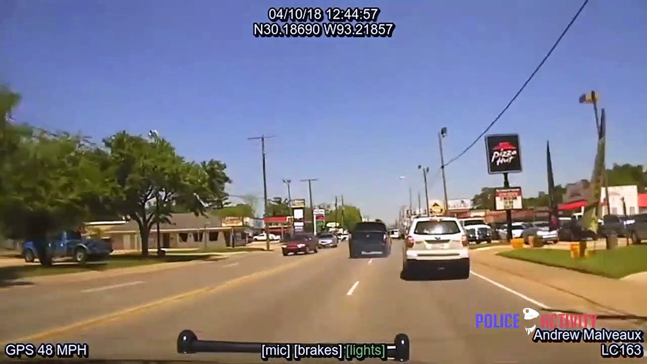 Un suspect en fuite prend d'énormes risques pour échapper à la police