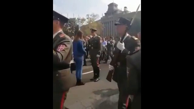 KAD MLADI OFICIR PROSI DEVOJKU TO IZGLEDA OVAKO: Uvežbana koreografija kolega i onda ŠOK i NEVERICA!