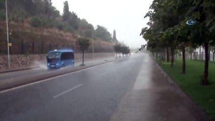 Üsküdar'da Yağışın Etkisiyle Yollar Göle Döndü