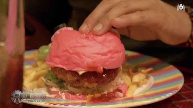 Un hamburger rose dans Pékin Express - ZAPPING CUISINE DU 11/09/2018