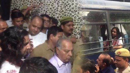 कथावाचक देवकी नंदन ठाकुर को यूपी पुलिस ने किया गिरफ्तार