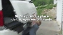 Une fille attachée au porte-vélos d'une voiture qui roule !