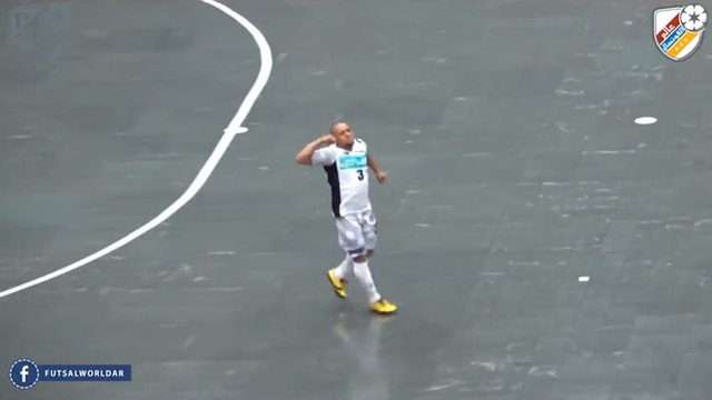Roberto Carlos régale au futsal