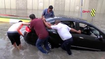 Hadımköy'de Araçlar Alt Geçitte Mahsur Kaldı