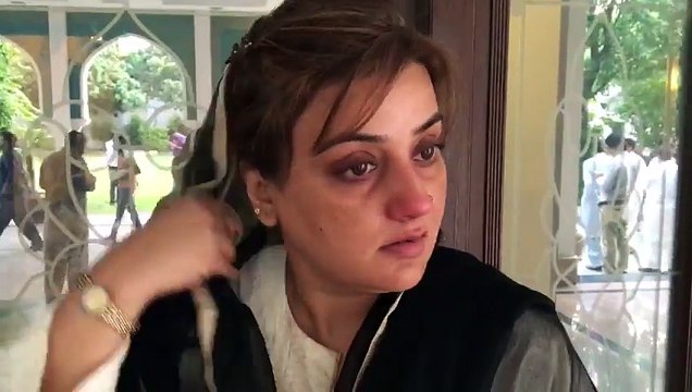 Uzma Bukhari burst into tears after the news of Begum Kulsoom Nawaz's demise-