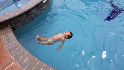 Un enfant de 1 an nage dans la piscine