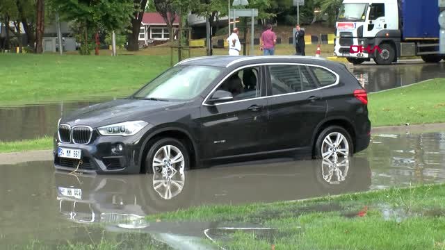 Ataköy'de Alt Geçidi Su Bastı; Araçlar Mahsur Kaldı