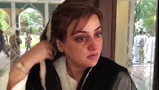 Uzma Bukhari burst into tears after the news of Begum Kulsoom Nawaz's demise.