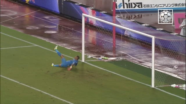 Japon - Le gardien surpris par une longue frappe flottante