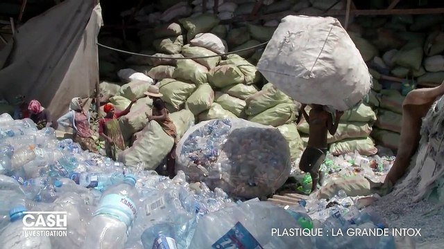 Cash investigation : à l'assaut d'une montagne de bouteilles en plastiques usagées en Tanzanie