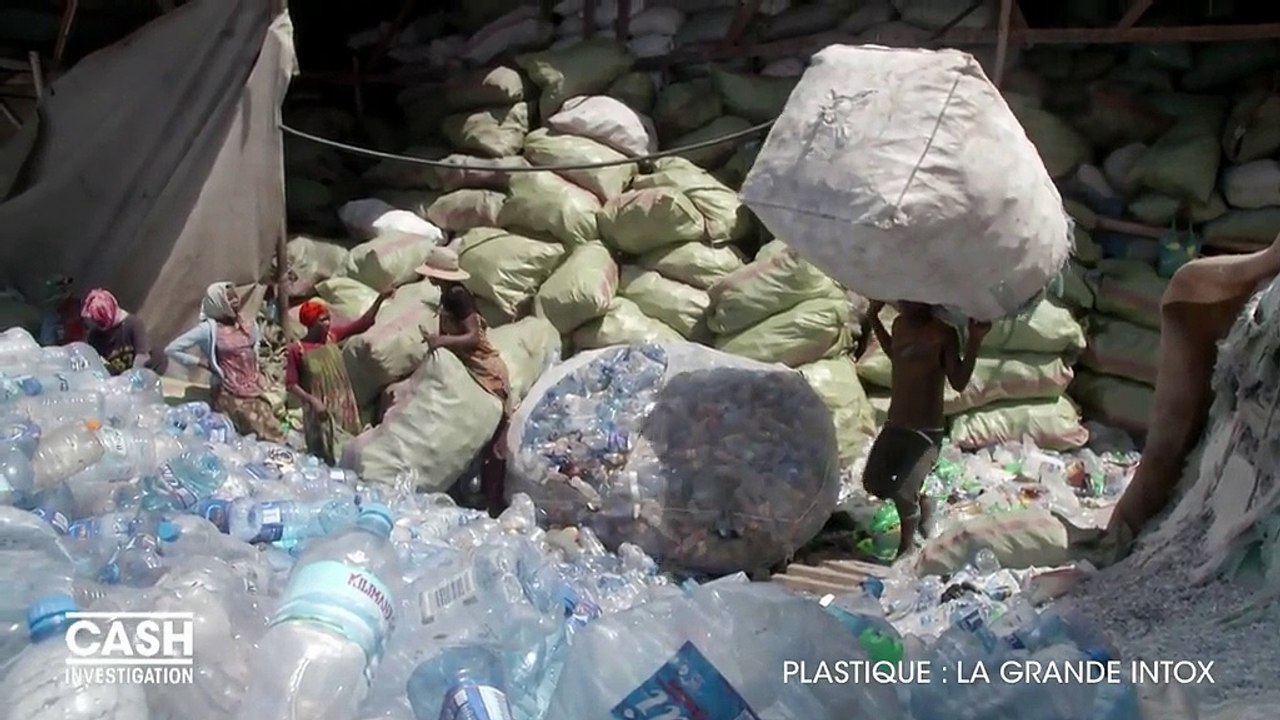 "Cash investigation" : à l'assaut d'une montagne de bouteilles en plastiques usagées en Tanzanie