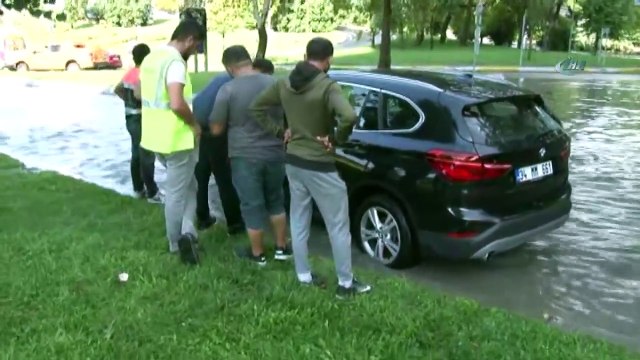 Ataköy'de Alt Geçidi Su Bastı, Bir Araç Mahsur Kaldı