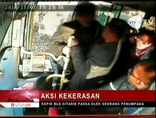 Sopir Bus Ditarik Paksa Seorang Penumpang