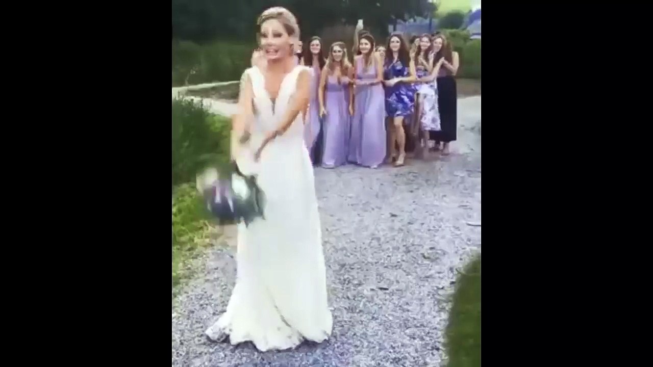 Une femme attrape le bouquet de mariage puis son petit ami part en courant