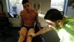 Dor, gritos e muitas lágrimas: lutador de UFC sofre nas mãos de fisioterapeuta