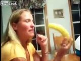 Elle avale cette banane... ENTIERE !
