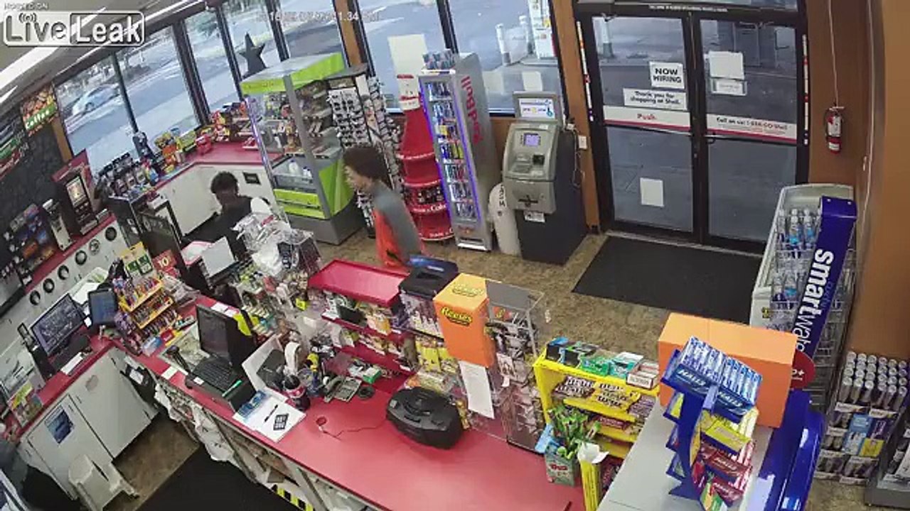 Crise cardiaque du vendeur - ils volent le magasin et en profitent !