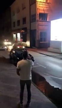 En voiture, il passe par des escaliers pour échapper aux policiers