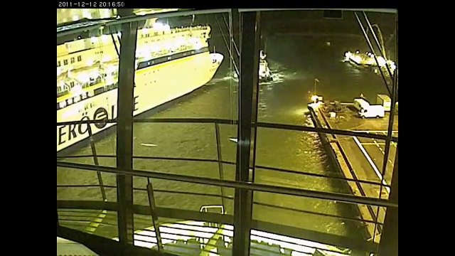 Un bateau de croisière sur le point de s'échouer va etre sauvé de justesse par un petit bateau remorqueur