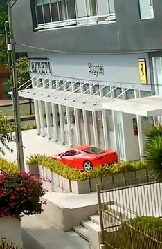 Il met 3 plombes à garer sa Ferrari... Grosse pression