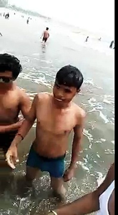 Mumbai Juhu Beach - boys chillin out...